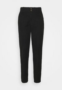 Zwarte katoenen broek met een rechte pijp. Beschikt over twee achterzakken en twee metalen knopen bij de taille.