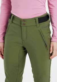 Zelené technické nohavice so slim fit strihom, s dvojitým zapínaním, bočnou zipsovou vreckou a vyšitým logom.