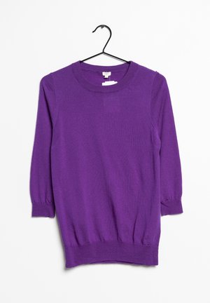 Pull en maille violet à manches longues avec poignets, ourlet et encolure ronde côtelés, suspendu sur un cintre en fil de fer noir sur fond blanc.