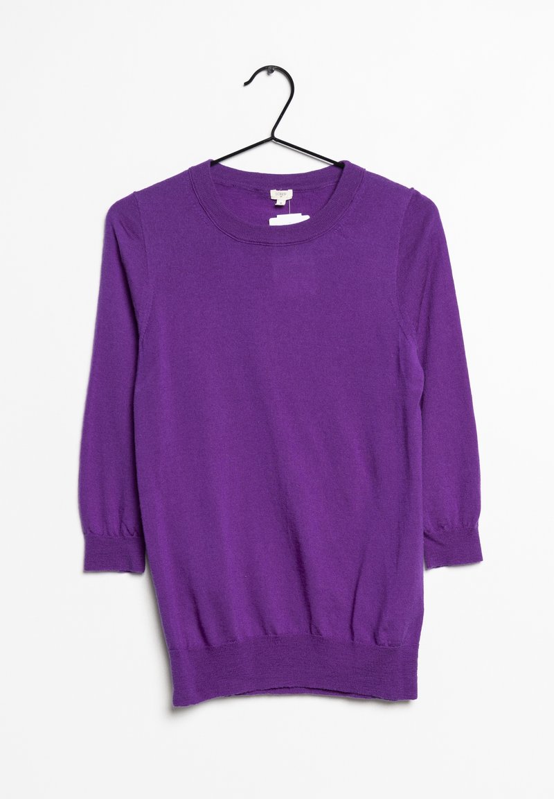 Pull en maille violet à manches longues avec poignets, ourlet et encolure ronde côtelés, suspendu sur un cintre en fil de fer noir sur fond blanc.