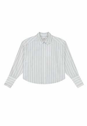 Biała koszula zapinana na guziki z niebieskimi pionowymi paskami, długimi rękawami i kołnierzykiem, rozłożona na płasko na białym tle.