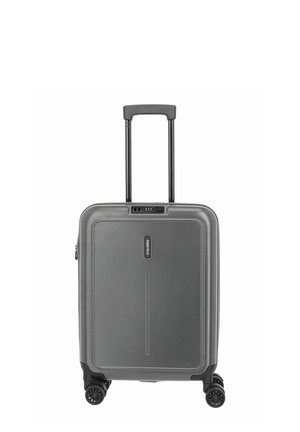 Valise rigide grise avec poignée rétractable, quatre roues pivotantes et serrure à combinaison intégrée sur fond blanc.