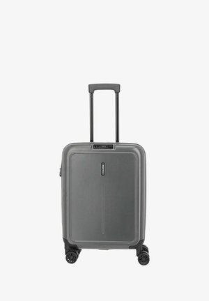 Grauer Hartschalenkoffer mit ausziehbarem Griff, vier drehbaren Rädern und integriertem Zahlenschloss auf weißem Hintergrund.