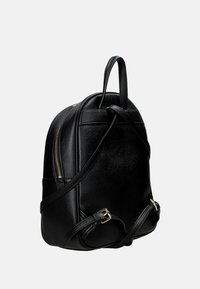 Zaino in pelle nera con una finitura testurizzata, dotato di una tasca con zip, spallacci regolabili e manici superiori resistenti.