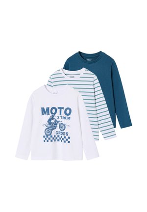 Drei langärmlige Jungenhemden: weiß mit blauem Motocross-Aufdruck, weiß mit grünen Streifen und einfarbig dunkelteal.