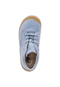 Scarpa in pelle azzurro chiaro con punta rotonda, chiusura con lacci e suola in gomma beige. Presenta dettagli cuciti e logo sulla soletta.