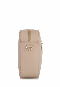 Beżowa torba na zamek błyskawiczny o teksturowanej powierzchni. Posiada złoty pierścień z metalowymi elementami oraz mały uchwyt do zamka. Kompaktowy prostokątny kształt.