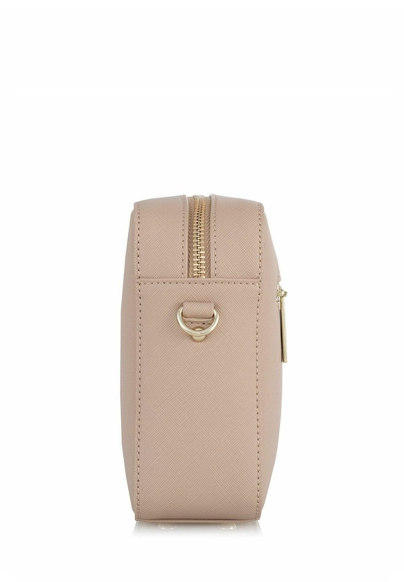 Bolsa cremosa con cremallera y superficie texturizada. Presenta un anillo de hardware dorado y un pequeño tirador de cremallera. Diseño compacto y rectangular.