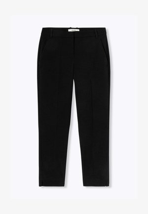 Pantalons noirs ajustés avec une coupe slim, taille plate, poches latérales et une texture de tissu douce. L'étiquette indique "Promod."
