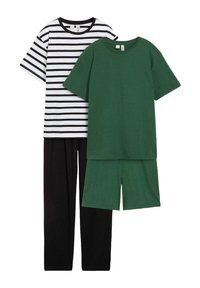 Due set di abbigliamento casual: uno con una maglietta a righe bianche e nere a maniche corte e pantaloni neri, l'altro con una maglietta verde a maniche corte e pantaloni corti abbinati.