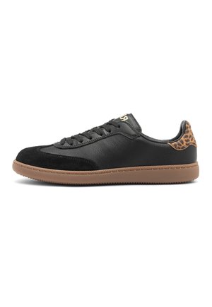 Sneaker nera a bassa punta con suola marrone, punta in suede, chiusura con lacci e dettaglio in stampa leopardata sul tallone, mostrata su sfondo bianco.