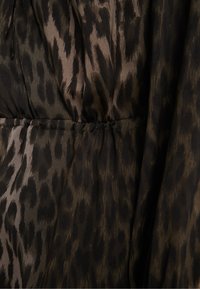 Tessuto a stampa leopardata in tonalità di nero e marrone, con un design lavorato e fluido, caratterizzato da un dettaglio in vita arricciato. Finitura liscia.