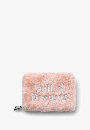 Portfel z różowego sztucznego futra z naszytym srebrnym napisem "Pełen Marzeń". Miękka tekstura, prostokątny kształt, posiadający zamek błyskawiczny.
