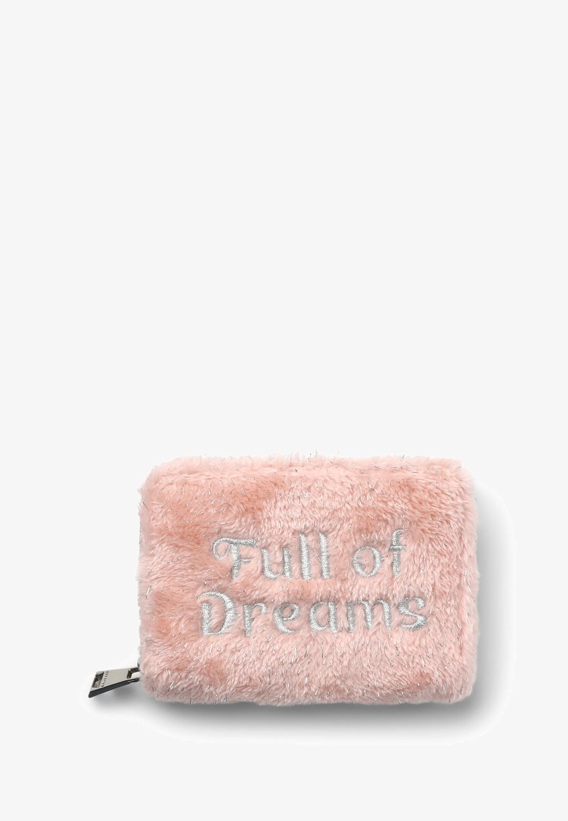 Portafoglio finto pelliccia rosa con testo ricamato in filo d'argento "Pieno di sogni." Texture morbida, forma rettangolare, dotato di chiusura con zip.
