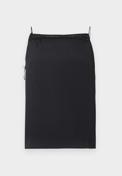 Μαύρο φόρεμα με λεπτές τιράντες ρυθμιζόμενες, δαντέλα στο ντεκολτέ, λείο ύφασμα, εφαρμοστό, φερμουάρ στη μία πλευρά, μήκος μέχρι το μέσο μηρού.