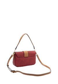 Borsa a tracolla rossa con motivi in rilievo, dotata di una tracolla e di una chiusura color marrone. Texture liscia con forma rettangolare e dettagli in metallo dorato.