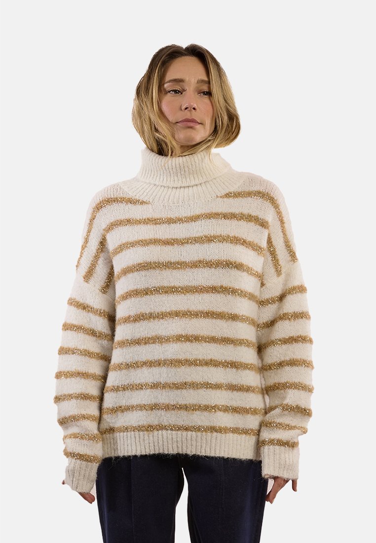 Maglione a righe beige con strisce dorate evidenti, colletto alto e vestibilità ampia. Realizzato in tessuto morbido e texture.