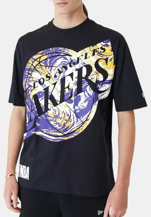 Osoba nosząca czarną koszulkę Los Angeles Lakers z dużą fioletowo-żółtą grafiką koszykówki i logo NBA blisko dolnego brzegu.