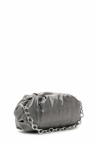 Borsa in pelle trapuntata grigio metallico con forma arrotondata e tracolla a catena. Presenta un design arricciato, che aggiunge texture e profondità.