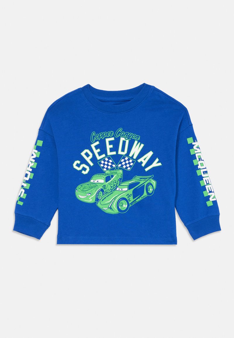 Blaues Langarmhemd mit grünen Rennwagen-Grafiken und dem Text "Copper Canyon SPEEDWAY" sowie karierten Flaggen; gerippte Bündchen.