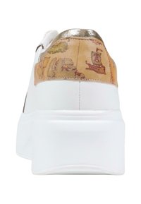 Sneaker bianco con un retro testurizzato color marrone dorato che presenta un design a mappa. Suola spessa bianca e dettaglio metallico sopra il tallone.