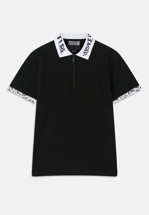 Melnā polo krekls ar pusiešanas aizdari, balta apzīmēta apkakle un piedurknes ar kontrastējošu logo rakstu. Īsās piedurknes. Kokvilnas materiāls.
