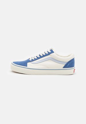 Sneaker basso in tela bianca con punta, tallone e area allacciatura in suede blu, dotata di lacci bianchi e suola in gomma.