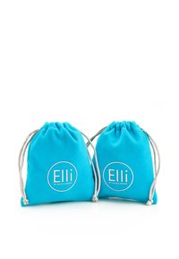 To turquoise snøreposer i blødt stof, med runde hvide logoer som har teksten "Elli by Julie & Grace", der viser et enkelt design.