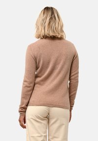 Brauner Wollsweater mit taillierter Passform, langen Ärmeln und glatter Textur. Nahtdetails sind entlang des Rückens und der Handgelenke sichtbar.