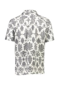 Camisa de manga corta con una base blanca y complicados patrones florales y de paisley en negro, un corte holgado y un diseño de cuello clásico.