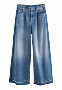 Jean en denim bleu à jambes larges avec plis avant, poches avant et arrière, et délavage au centre de chaque jambe.