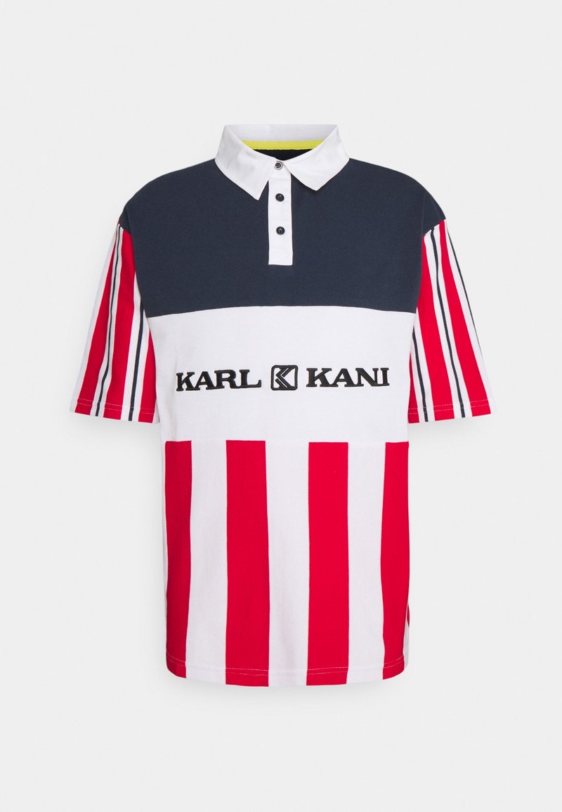 Pruhované polo tričko v červené a bílé barvě s tmavě modrou horní částí, dvěma knoflíky a černým logem "KARL KANI" na hrudi. Krátké rukávy.
