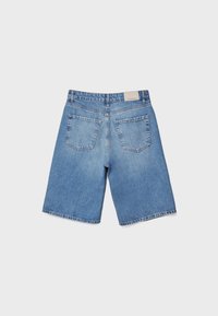 Ljusblå denimshorts med lös passform, knälång klippning och fyra fickor. Har fransad nederkant och en vävd etikett vid midjan.