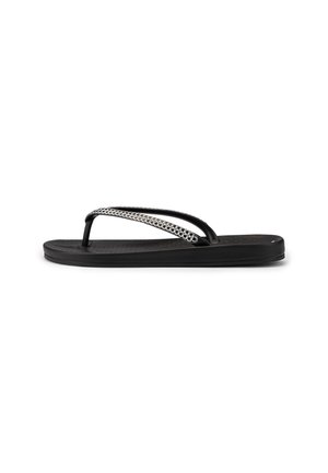 Schwarze flache Flip-Flop-Sandale mit Zehenstegriemen und silbernem Kettendetail auf weißem Hintergrund.
