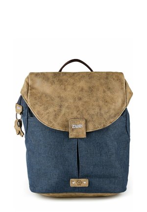 Zaino in tessuto blu con patta marrone texturizzata, manico superiore, fibbia frontale e ciondolo decorativo a forma di cerniera sul lato sinistro.