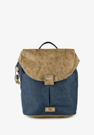 Sac à dos en tissu bleu avec rabat texturé marron, poignée supérieure, boucle avant et breloque décorative de tirette sur le côté gauche.