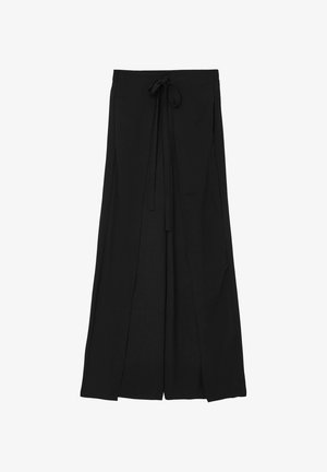 Pantaloni neri a gamba larga realizzati in tessuto morbido, con vita con cordino e due tasche laterali, dotati di dettagli plissettati per una maggiore struttura.