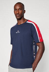 Champion RETRO SPORT CREWNECK SMALL LOGO - Camiseta estampada - dark blue