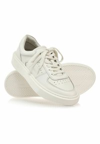 Vita lädersneakers med perforerad tå, platta snörningar, vadderad krage och strukturerad gummisula med fiskbensmönster.