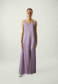Rochie maxi din lavandă, cu bretele subțiri, decolteu în formă de V și siluetă în A. Confecționată dintr-un material neted cu o textură subtilă și fără modele vizibile.