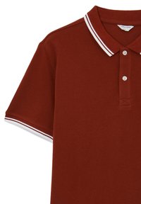 Polo shirt bordeaux in tessuto testurizzato, con pattina a tre bottoni e colletto e polsini a strisce bianche.