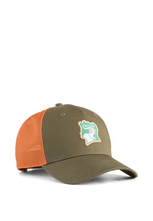 Gorra de béisbol con frente y visera verde oliva, parte trasera de malla naranja y un parche con el contorno y los colores de la bandera de Costa de Marfil.