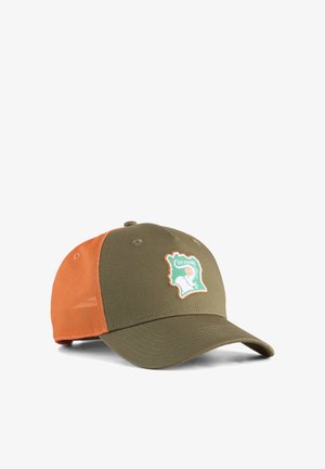 Gorra de béisbol con frente y visera verde oliva, parte trasera de malla naranja y un parche con el contorno y los colores de la bandera de Costa de Marfil.