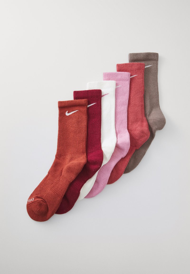 Conjunto de seis meias caneladas em tons de vermelho, rosa, branco e castanho, apresentando um pequeno logótipo branco da Nike na bainha. Material em mistura de algodão.