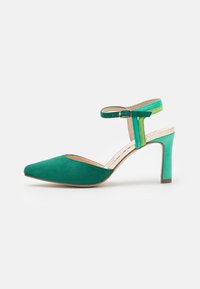 Zelené semišové slingback podpatky s špičatou špičkou, nastavitelným páskem kolem kotníku a dvoubarevným blokovým podpatkem pro zvýraznění detailu.