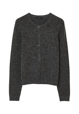 Cardigan tricoté gris foncé avec des manches longues, un col rond et sept boutons sur le devant, présenté sur un fond blanc.
