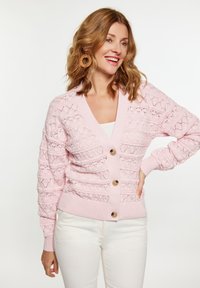 Cardigan rosa lavorato a maglia con scollo a V, modelli a diamante testurizzati e bottoni in legno, dotato di polsini e orlo a costine.