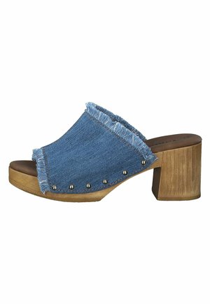 Mule en denim bleu à bout ouvert, bords effilochés, clous argentés sur le côté et talon bloc en bois.