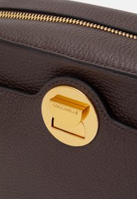 Coccinelle LIYA SIGNATURE - Skuldertasker - fondant brown