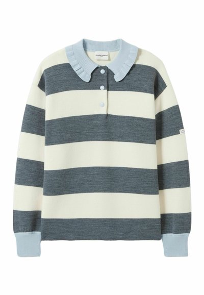Maglione a righe grigio e crema, con collo a camicia, tre bottoni e polsini a costine. Materiale morbido con una vestibilità comoda.